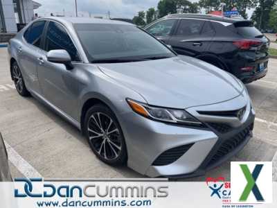 Photo Used 2020 Toyota Camry SE w/ Blackout Package
