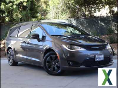 Photo Used 2020 Chrysler Pacifica Limited w/ Advanced Safetytec Group