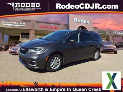 Photo Certified 2022 Chrysler Pacifica Touring-L