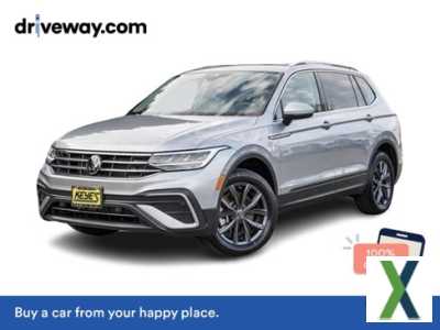 Photo Used 2022 Volkswagen Tiguan SE w/ Panoramic Sunroof Package