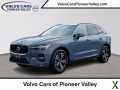 Photo Used 2022 Volvo XC60 B5 Momentum w/ Climate Package