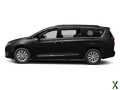 Photo Used 2017 Chrysler Pacifica Limited