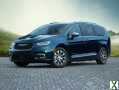 Photo Used 2022 Chrysler Pacifica Touring-L w/ Uconnect Theater Family Group