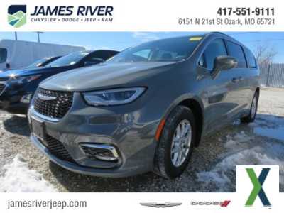 Photo Used 2022 Chrysler Pacifica Touring-L