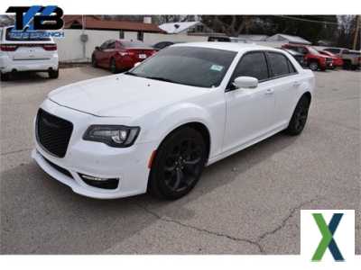 Photo Used 2022 Chrysler 300 Touring w/ Comfort Group