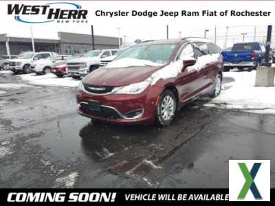 Photo Used 2017 Chrysler Pacifica Touring-L