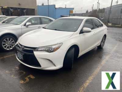 Photo Used 2015 Toyota Camry SE