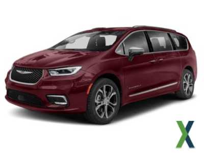 Photo Used 2021 Chrysler Pacifica Touring-L