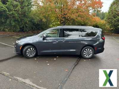 Photo Used 2021 Chrysler Pacifica Touring-L