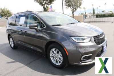 Photo Used 2022 Chrysler Pacifica Touring-L