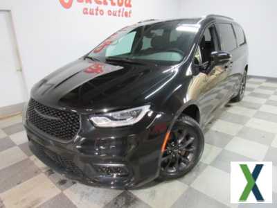 Photo Used 2021 Chrysler Pacifica Touring w/ Cold Weather Group