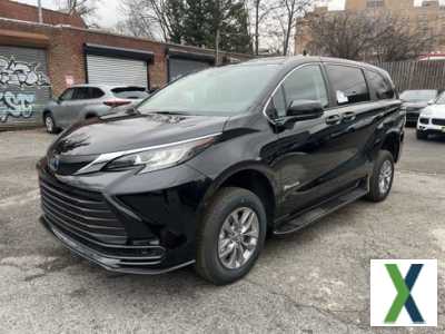 Photo Used 2024 Toyota Sienna LE