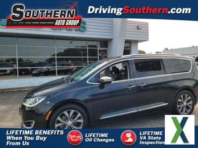 Photo Used 2017 Chrysler Pacifica Limited