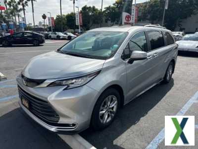 Photo Used 2023 Toyota Sienna Limited