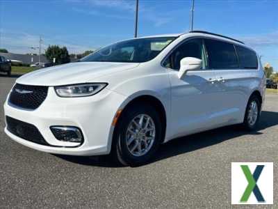 Photo Used 2022 Chrysler Pacifica Touring-L