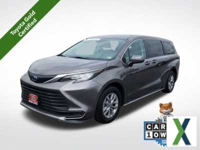 Photo Used 2023 Toyota Sienna LE