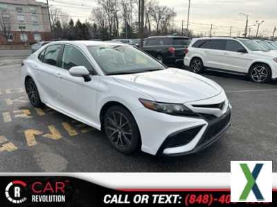 Photo Used 2022 Toyota Camry SE